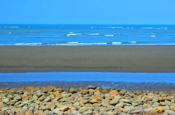 Yavaş rüzgar ve denizden gelen dalgalar