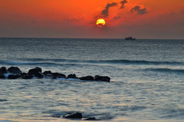 Las Hermosas Olas Sombra Del Barco Bajo Atardecer — Foto de Stock