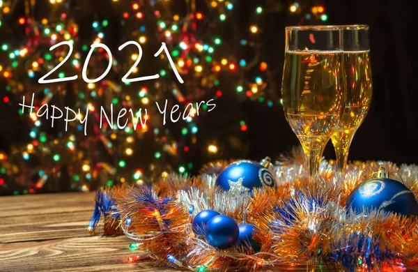 Два Бокала Шампанского Украшенные Голубыми Рождественскими Шарами Гирлянда Новогодняя Мишура — стоковое фото