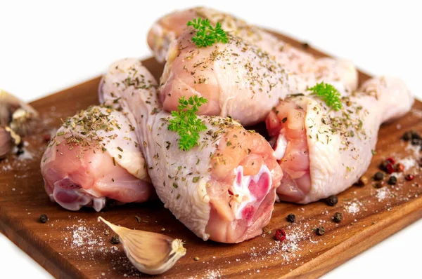 Kyckling Kött Skenben Trumpinnar Trä Skärbräda Kryddor För Matlagning Kyckling — Stockfoto