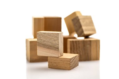 Tahta yapboz parçası, beyaz arka planda izole edilmiş, çıkarılmış piramit üzerinde. İş başarısı konsepti. Sunum için düzenName.