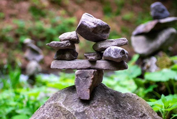 Close Uma Pilha Pedras Perfeito Equilíbrio Uma Floresta Montanha Cairn — Fotografia de Stock