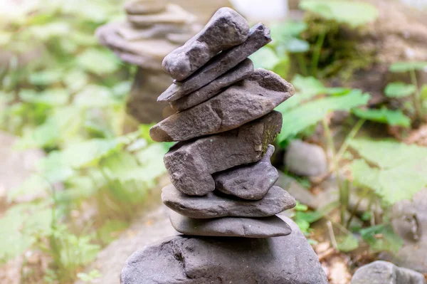 Close Uma Pilha Pedras Perfeito Equilíbrio Uma Floresta Montanha Pirâmide — Fotografia de Stock