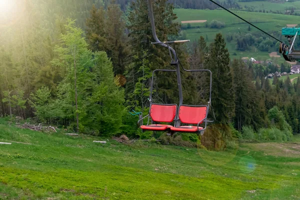 Sessellift Einem Skigebiet Lift Der Sommersaison Seil Und Stühle Bewegen — Stockfoto