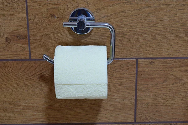 Rolka Białego Papieru Toaletowego Wieszaku Łazience Miejsce Tekst — Zdjęcie stockowe