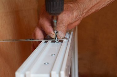 Bir pencerenin açılması için plastik bir pencere hazırlıyorum. Çerçeveye monte edilen plaka.