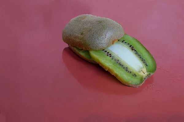 Fruta Kiwi Cortada Rebanada Sobre Fondo Rosa — Foto de Stock