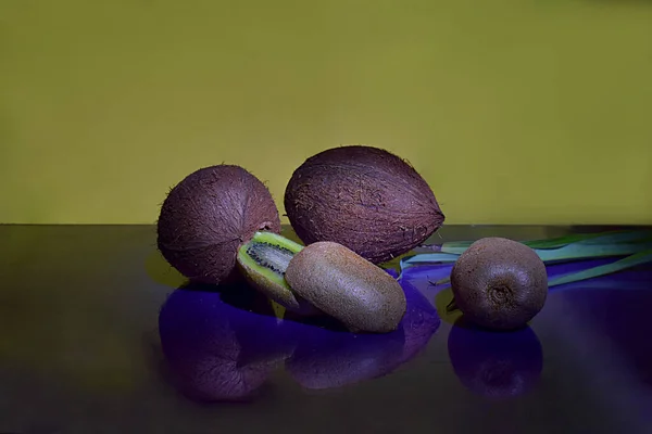 Cortado Rodajas Kiwi Entero Cocos Una Mesa Púrpura Pulida Primer — Foto de Stock
