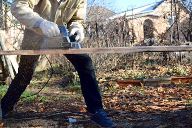 Bir adam elektrikli bir uçak uçuruyor..