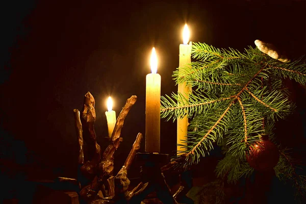 Três Velas Castiçal Iluminam Ramo Uma Árvore Natal Decorada Com — Fotografia de Stock