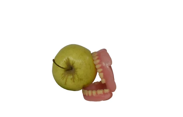 Próteses Dentárias Das Mandíbulas Superior Inferior Com Maçã Mordida Simulada — Fotografia de Stock