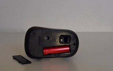 Siyah kablosuz bilgisayar faresi ve pil eklendi.