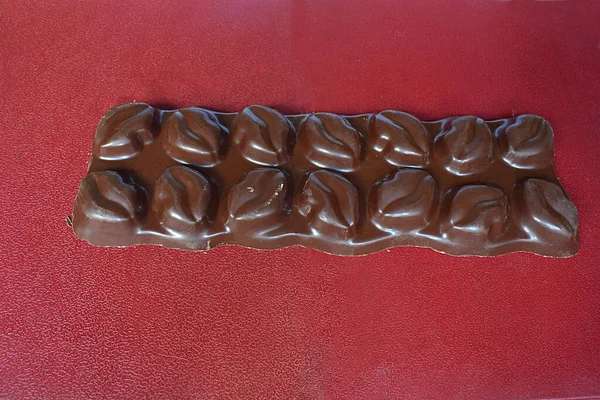 Barra Chocolate Com Enchimento Fundo Vermelho Close — Fotografia de Stock