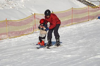 Büyükbabam bir kayak merkezinde torun kayağı öğretmeni.