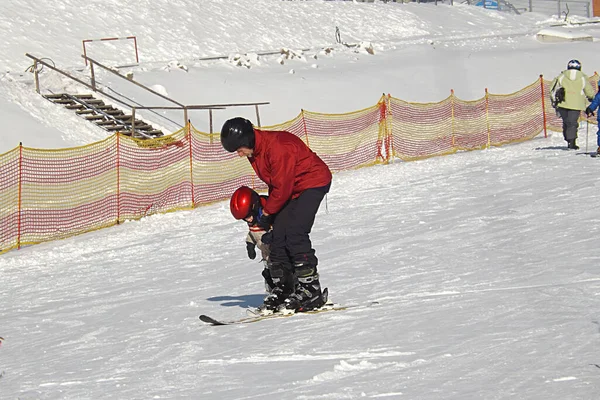 Grootvader Geeft Les Kleinzoon Skiën Een Skigebied — Stockfoto