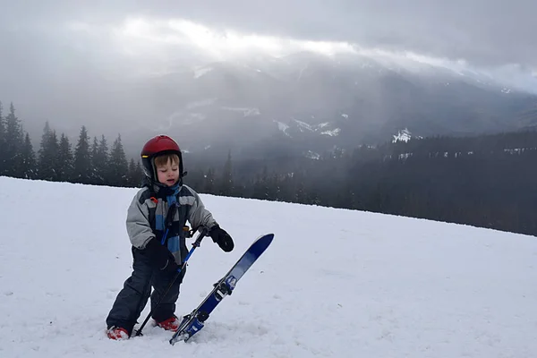 Een Kind Met Ski Poseert Een Berg Een Naderende Storm — Stockfoto