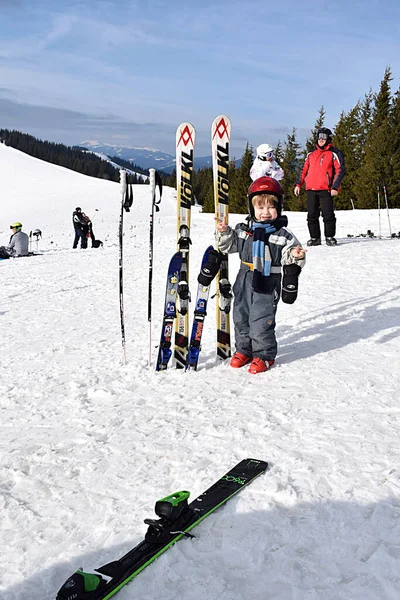 Bukovel Oekraïne Januari 2018 Een Kind Met Ski Poseert Top — Stockfoto