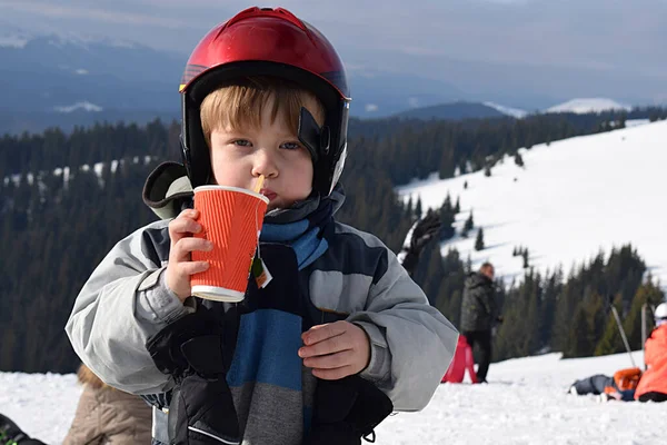 Een Jongen Drinkt Thee Uit Een Plastic Glas Een Skigebied — Stockfoto