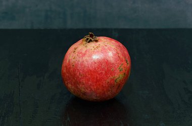 Siyah arkaplanda nar elması. Yakın plan.