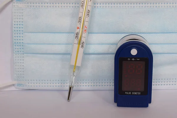 Личный Пульсометр Термометр Фоне Медицинской Маски Концепция Медицинского Мониторинга — стоковое фото