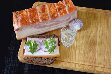 Bir parça göğüs eti, göğüs eti, soğanlı sandviç ve bir bardak votka..