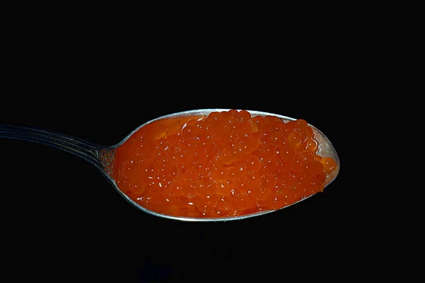 Cuchara Con Caviar Rojo Sobre Fondo Negro Cerca —  Fotos de Stock