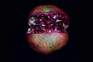 Nar meyvesi öyle kesilir ve aralanır ki dişleri olan bir ağıza benzer..