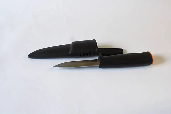 Μαχαίρι Μαύρη Λαβή Μαύρη Θήκη Λευκό Φόντο — Φωτογραφία Αρχείου