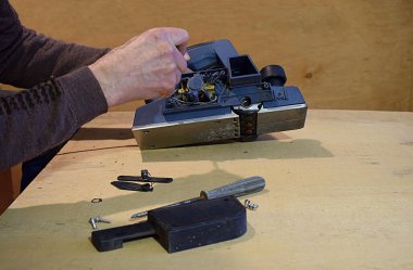 Bir adam tamir için bozuk bir elektrikli uçağı söker..