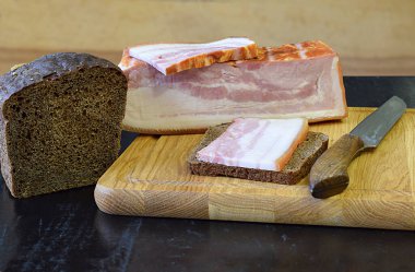 Tahta kesme tahtasının üzerinde göğüs eti sandviçi..