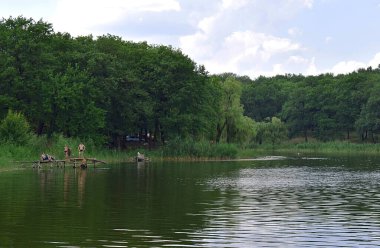 Chasov Yar, Ukrayna, 14 Temmuz 2018, Sasovoi Yar 'ın eteklerindeki gölet. İzin günlerinde göletin kıyısında dinlenirler..