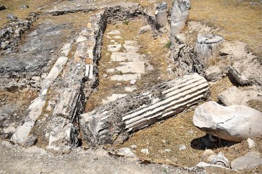 Antik Hierapolis (Türkiye) kentinin kazıları. Sütunların parçaları.
