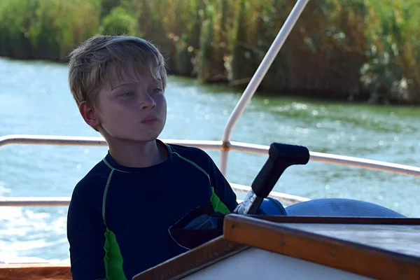 Мальчик Сосредоточенным Взглядом Водит Корабль Большой Реке — стоковое фото