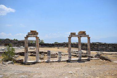 Hierapolis antik şehrine geçit, şehir duvarı ve hayatta kalan sütunlar.