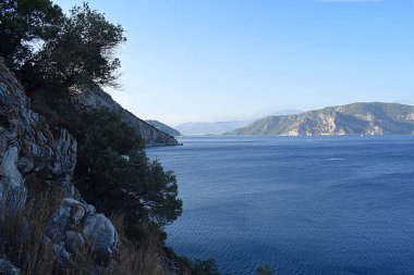Güneşli bir günde Akdeniz Körfezi 'nin uçurumdan manzarası.