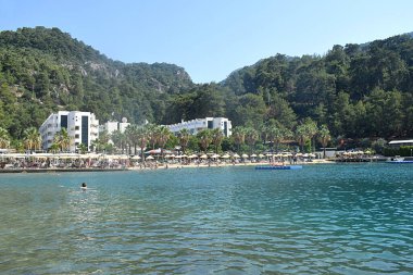 Turunc tatil beldesinde sahil, oteller ve deniz, Türkiye.