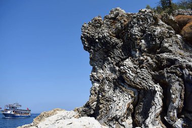 Kaya tortul kayalardan oluşmuş ve yatak döşemesinde yıpranma izleri var..