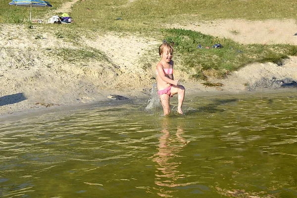 Una Bambina Ridendo Corre Nell Acqua Del Fiume — Foto Stock