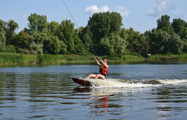 Una Joven Está Aprendiendo Montar Wakeboard Río — Foto de Stock