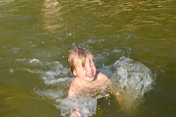 炎炎夏日 一个小女孩在水里泼水 — 图库照片