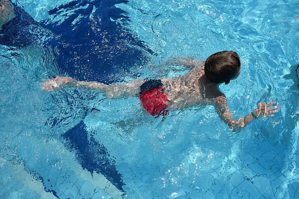 Хлопчик Плаває Басейні Вид Зверху — стокове фото