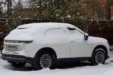 Otoparktaki araba karla kaplı..