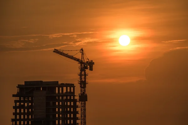 Bâtiment haut de construction avec grue — Photo