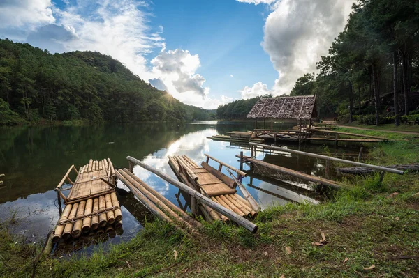 Radeau en bois avec le soleil — Photo