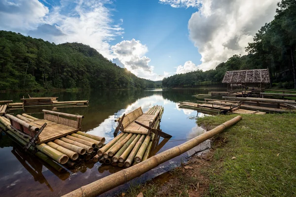 Radeau en bois avec le soleil Image En Vente