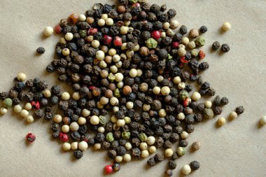 Makro, farklı renkte karışık karabiber görüntüsü. Yemek malzemeleri ve baharat kavramı. Boşluğu ve üst görünümü kopyala.