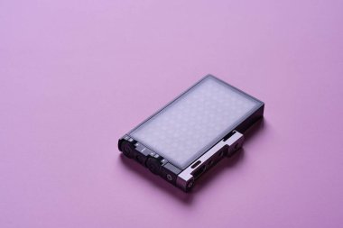 KAZAN, TATARSTAN, RUSSIA - Ekim 2020: Çin şüpheli marka. Fotoğraf ve video çekimi için modern sabit yapay ışık cihazı. Pembe arka plan. Dördüncü görüntü. Ön tarafta. Kapalı.