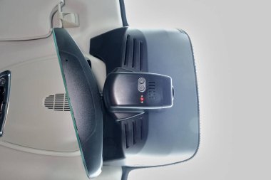 Modern Car DVR otomobil iç mekanında aynanın yanına kurulmuş