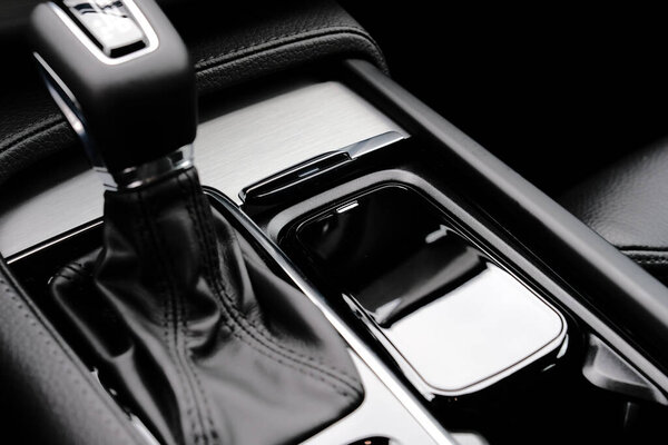 портативный беспроводной автомобиль зарядное устройство для смартфона аккумулятор. Концепция современных технологий.