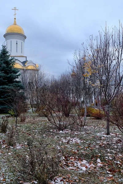 Cúpulas Douradas Com Cruzes Cristãs Mosteiro Igreja Ortodoxa Russa Fundo — Fotografia de Stock